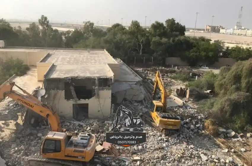 واجهة مبنى قديم متهالك قبل البدء في أعمال الهدم والإزالة