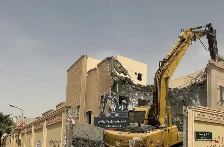 شاحنة نقل مخلفات البناء تقوم بترحيل الأنقاض من موقع هدم بالرياض