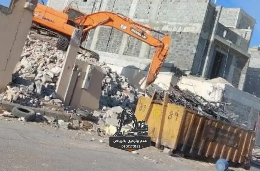 استخراج حديد التسليح والسكراب أثناء عملية هدم مبنى مقابل السكراب